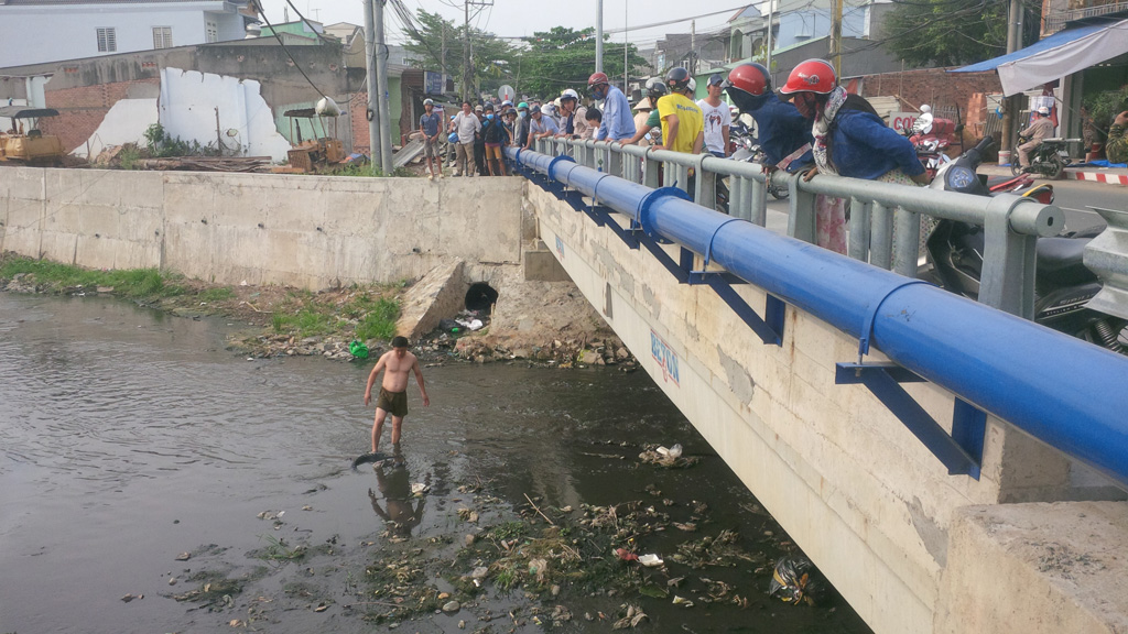 Trước đó do đối tượng khai vứt két sắt xuống suối Săn Máu, một công an viên đã lội xuống tìm kiếm  - Ảnh: Lê Lâm