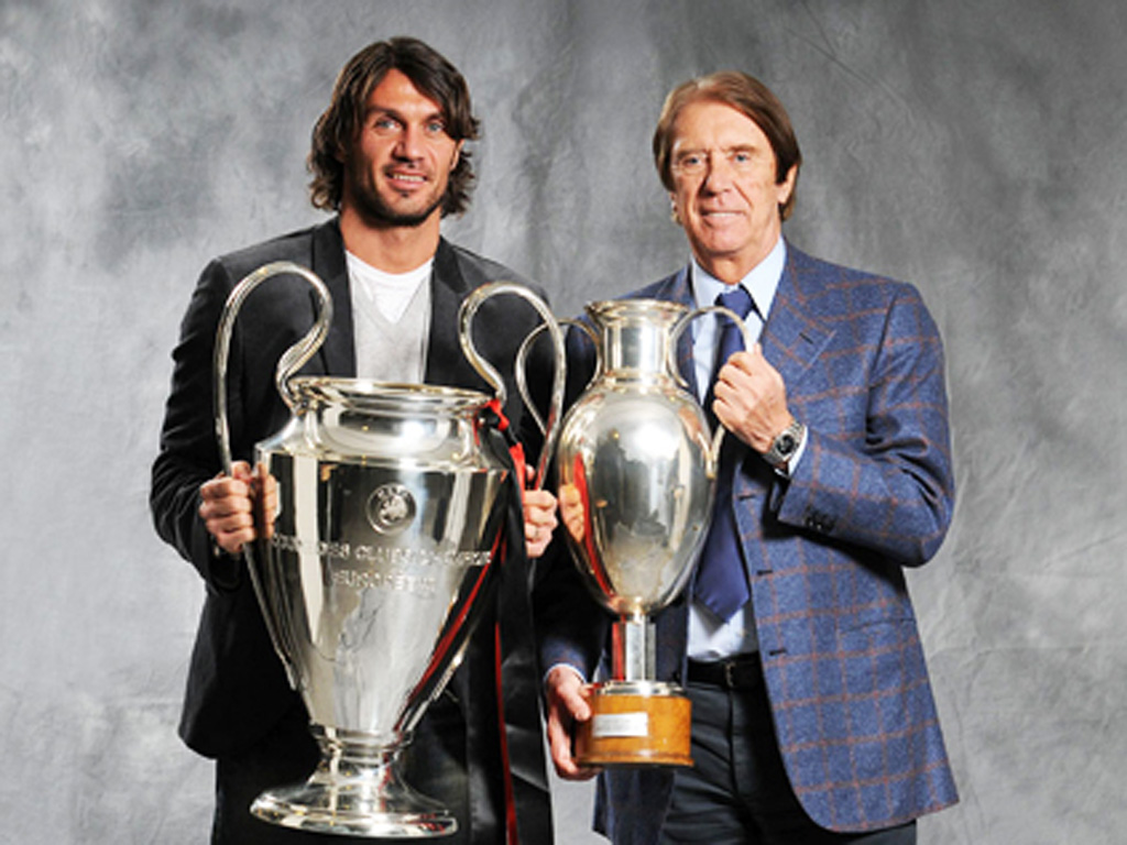 Hai cha con Maldini và chiếc cúp C1 châu Âu - Ảnh: AFP