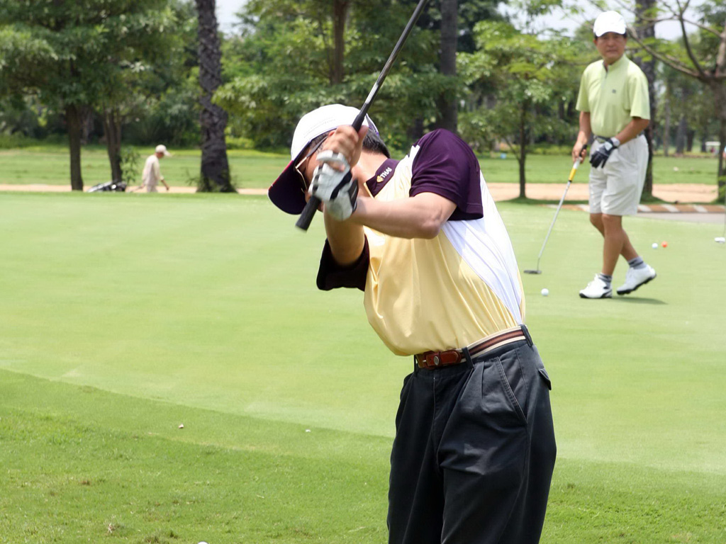 Vút gậy khiến quả bóng bay cao tạo nên sự sảng khoái cho người chơi golf - Ảnh: Đào Ngọc Thạch