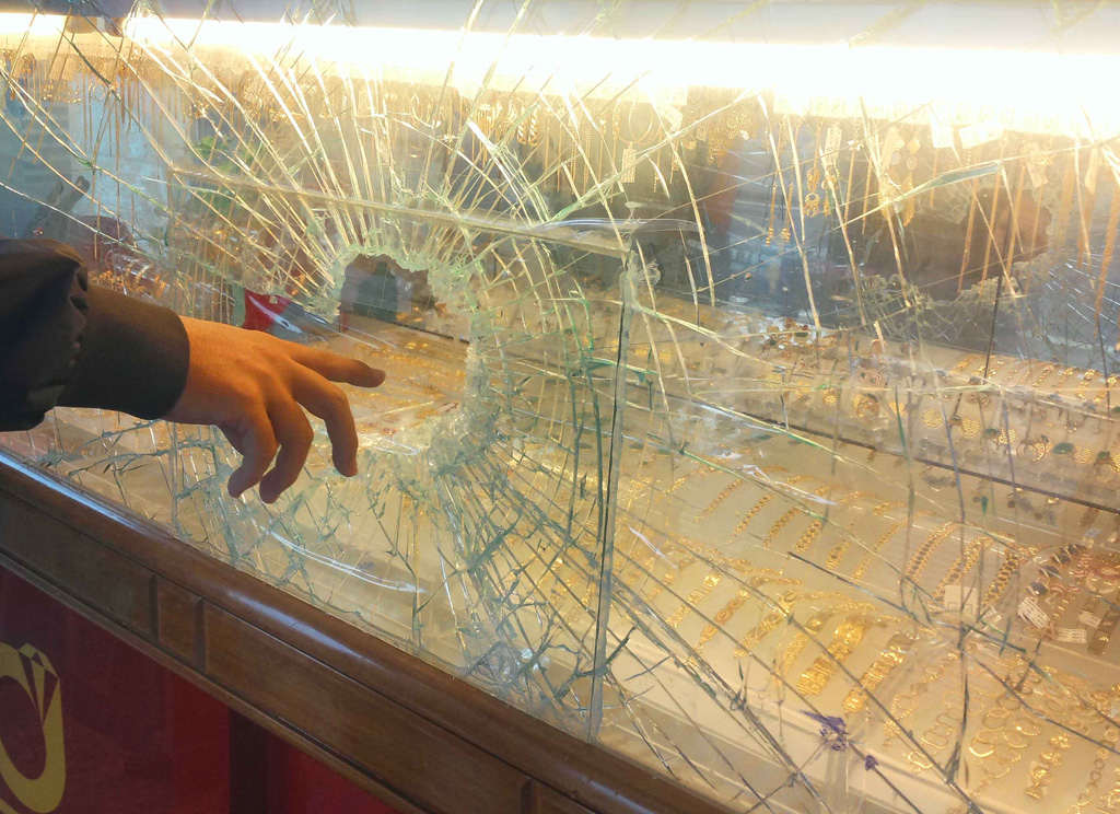 Tủ kính của hiệu vàng Đồng Tín bị đập phá để cướp - Ảnh: Hoàng Trọng