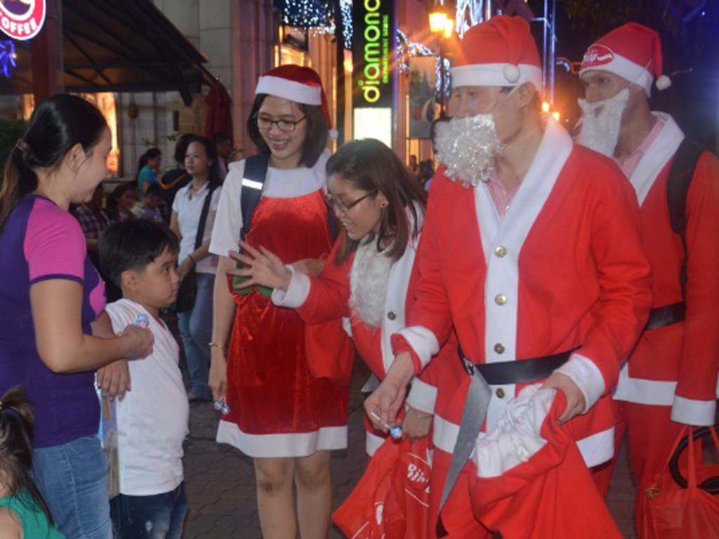 “Ông già Noel” đi trao quà cho trẻ em, người già - Ảnh: Thanh Nam