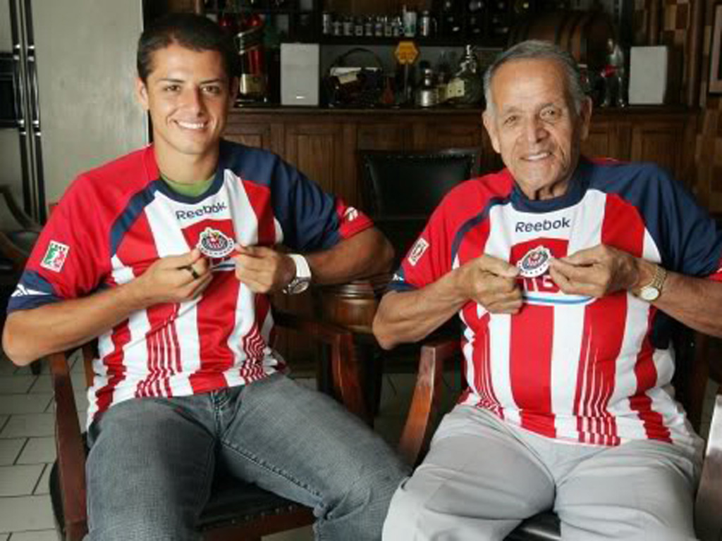 Chicharito (trái) và ông ngoại, Tomas Balcazar - Ảnh: AFP