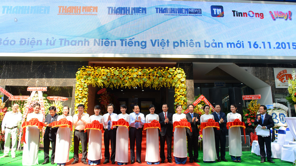 Các vị lãnh đạo dự lễ kỷ niệm cắt băng khánh thành trụ sở mới của Báo Thanh Niên
