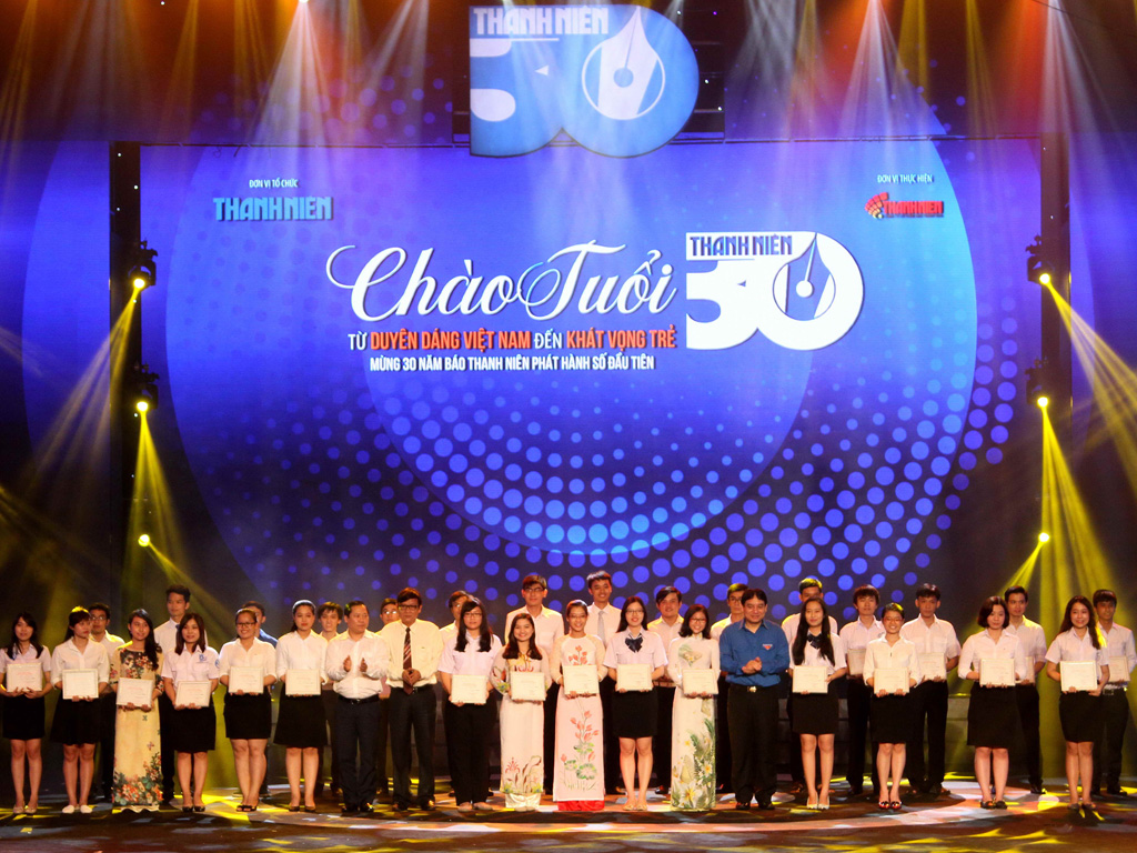 Trong đêm diễn, Báo Thanh Niên đã trao 30 suất học bổng Nguyễn Thái Bình (tượng trưng 30 năm trưởng thành) cho các sinh viên đang theo học tại các trường đại học tại TP.HCM, mỗi suất trị giá 5 triệu đồng
