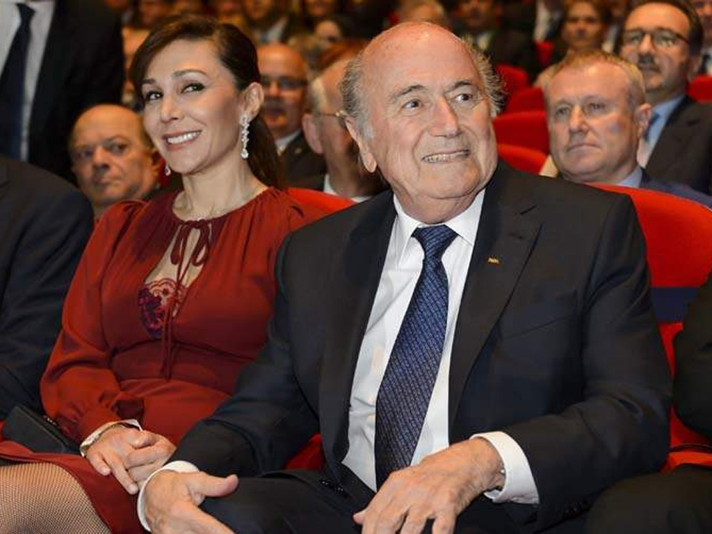 Ông Sepp Blatter và bạn gái mới Linda Barras - Ảnh: AFP