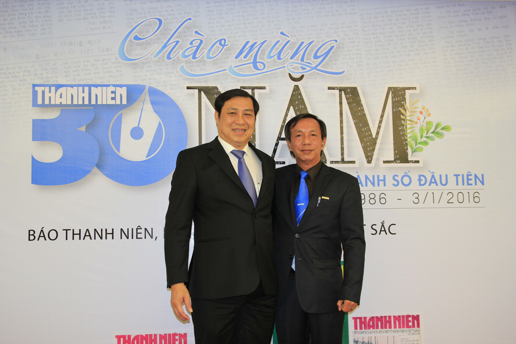 Ông Huỳnh Đức Thơ, Chủ tịch UBND TP.Đà Nẵng (trái) chụp ảnh lưu niệm cùng anh Nguyễn Quang Thông, Tổng biên tập Báo Thanh Niên - Ảnh: Hoàng Sơn