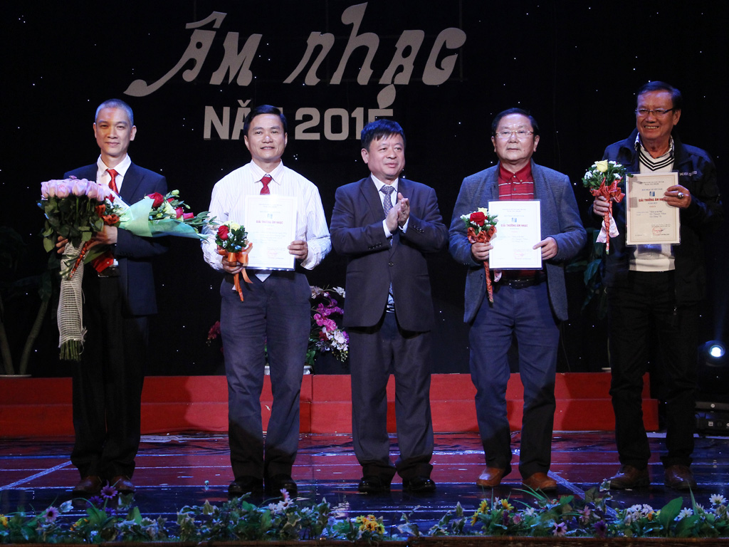 NS Đỗ Hồng Quân (giữa) trao giải cho các tác giả 