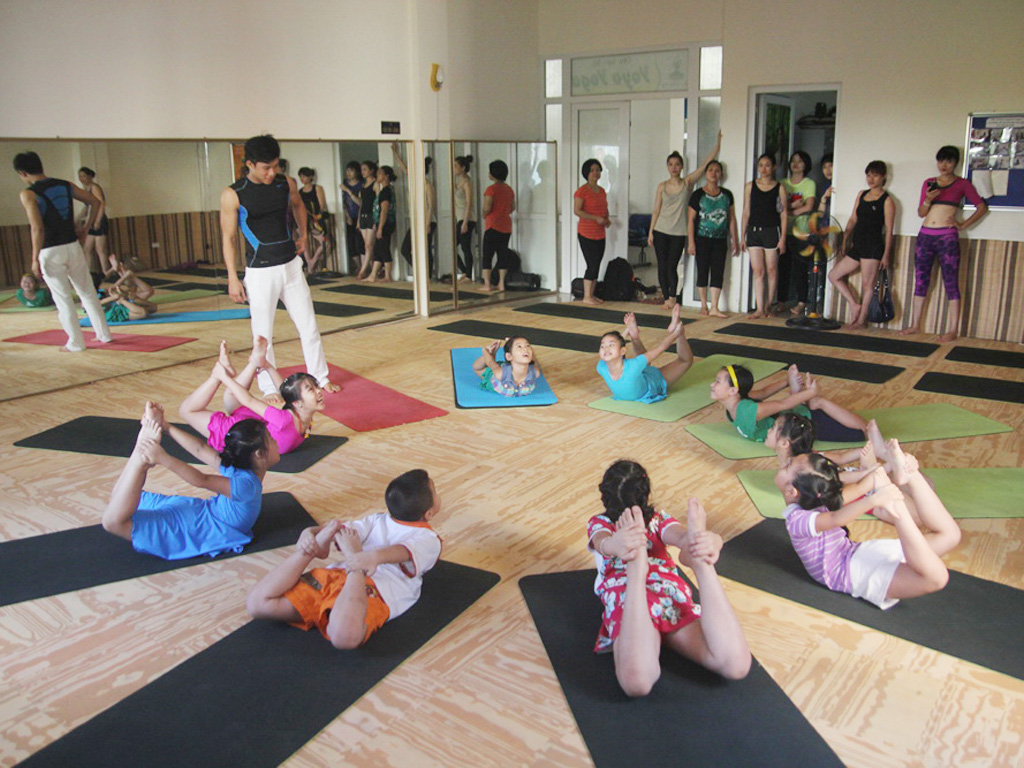 Trẻ em học yoga tại một trung tâm ở Q.Cầu Giấy - Ảnh: Lê Nam