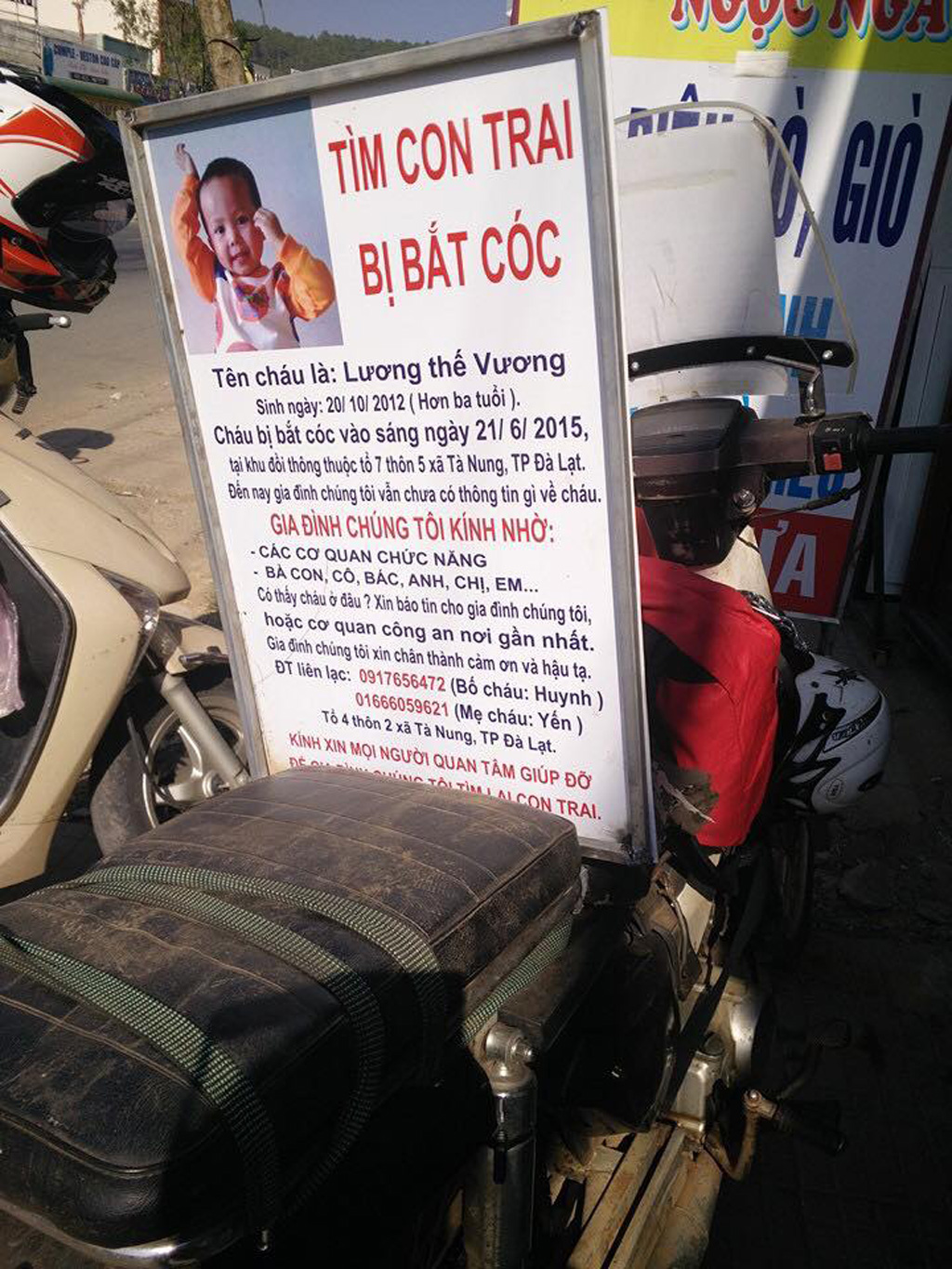 Suốt hai ngày nay, trên khắp các trang mạng xã hội, hình ảnh anh Lương Thế Huynh (42 tuổi) dùng xe máy chạy qua nhiều tỉnh thành để tìm con trai tên Lương Thế Vương (3 tuổi), bị mất tích tại thôn 7, xã Tà Nung, TP. Đà Lạt (Lâm Đồng)