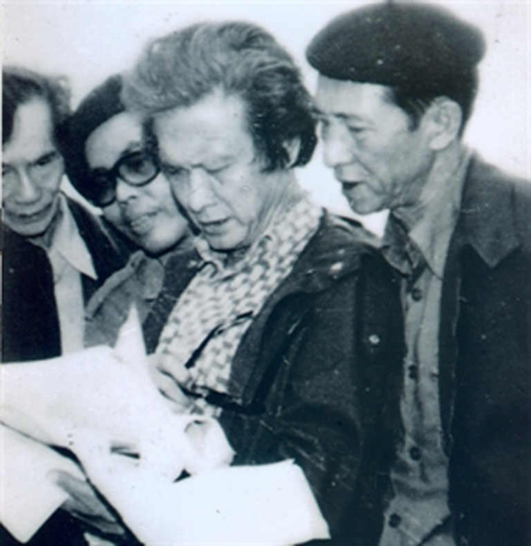 Nhà thơ Chế Lan Viên (quàng khăn rằn) tại Thu Xà năm 1988