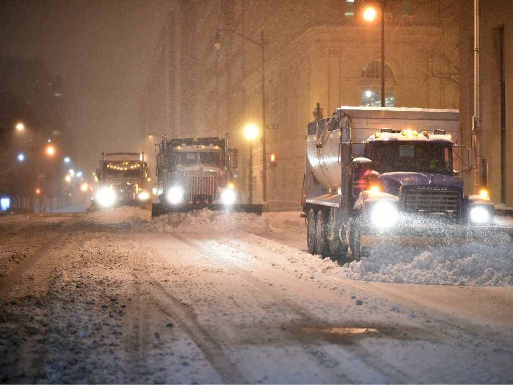 Xe ủi tuyết hoạt động tích cực tại thủ đô Washington D.C - Ảnh: AFP