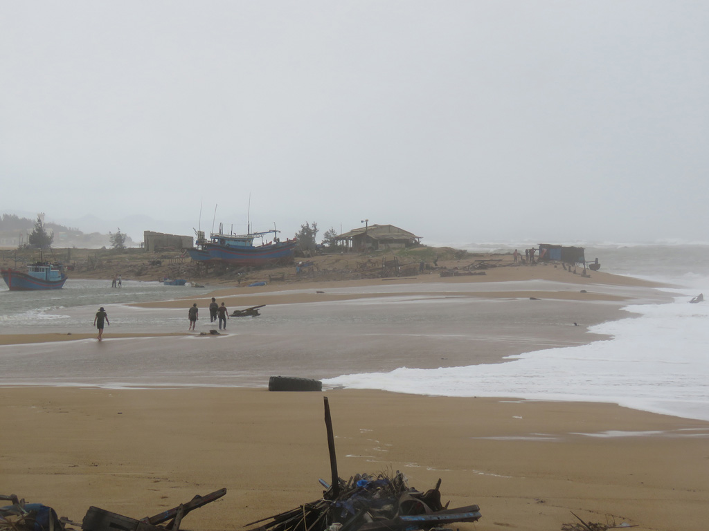 Triều cường cuốn trôi doi cát, khiến nhiều cơ sở sửa chữa tàu cá cô lập - Ảnh: Đức Huy