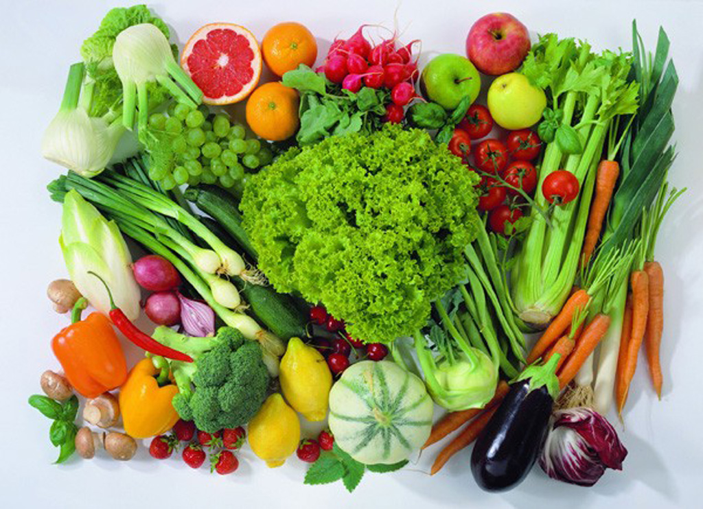 Bổ sung vào bữa ăn hàng ngày nhiều rau xanh và trái cây tươi