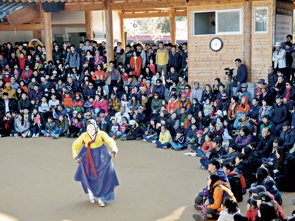 Múa mặt nạ truyền thống Hàn Quốc - Ảnh: Trần Tâm