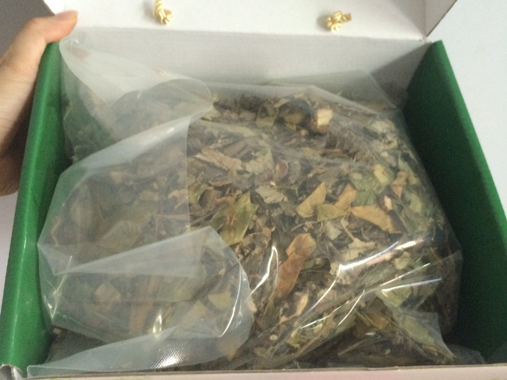 Bên trong hộp trà này toàn lá, thân cây khô - Ảnh: Đức Tiến