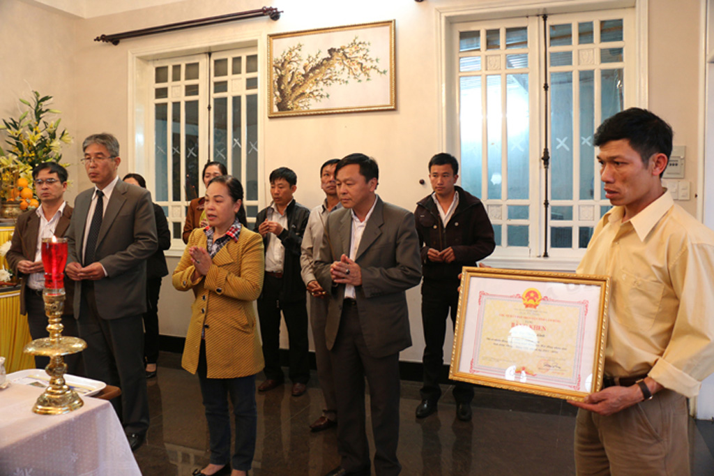 Đoàn đại biểu HĐND tỉnh Lâm Đồng viếng thi hài bà Hà Linh đầu tiên - Ảnh: Lâm Viên