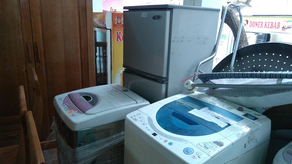 Những chiếc máy giặt, tủ lạnh đặt ở một góc cửa hàng - Ảnh: Thành Trí