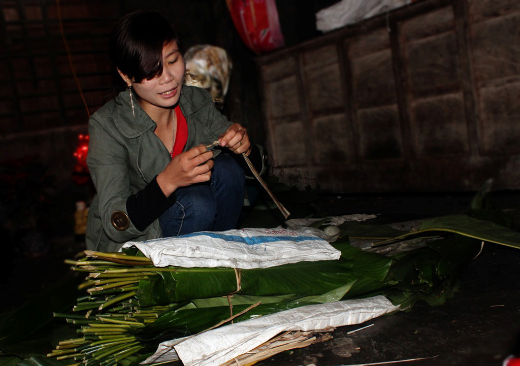 Hiện mỗi đùm (10 đọt) lá dong giá khoảng 10 - 15 ngàn đồng. Một người sau một chuyến đi rừng 3 – 4 ngày hái được 1500 – 2000 lá dong, tức bình quân mỗi ngày kiếm được khoảng 500 ngàn đồng/người