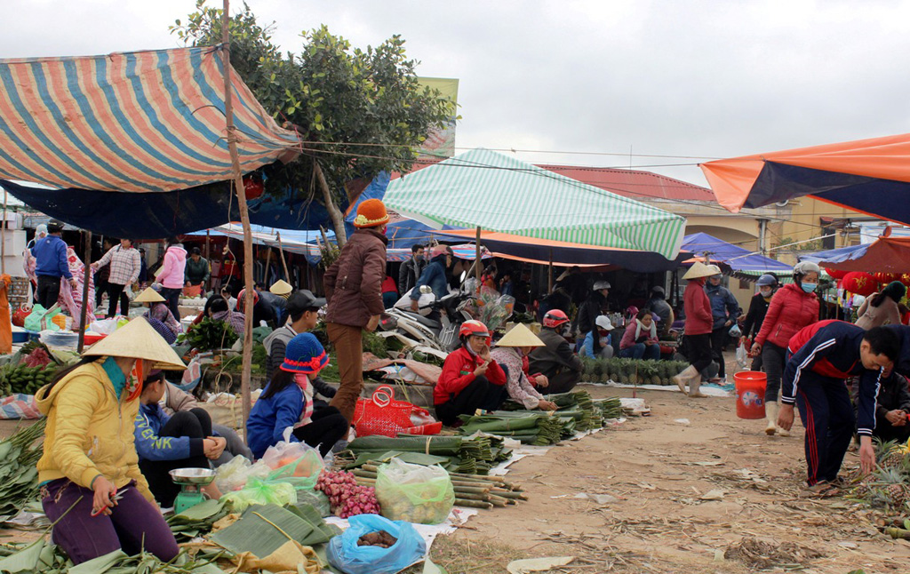 Lá rừng và một số lâm sản phụ phục vụ tết được bày bán ở chợ Ròn (xã Quảng Phú, huyện Quảng Trạch, Quảng Bình). Từ đây các loại lâm sản phụ này được đưa đi nhiều nơi khác phục vụ ngày tết