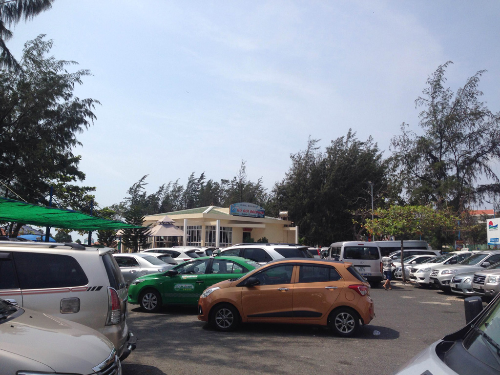 Bãi đậu xe ở Khu du lịch Biển Đông kín chỗ từ nhiều ngày qua -  Ảnh: Nguyễn Long