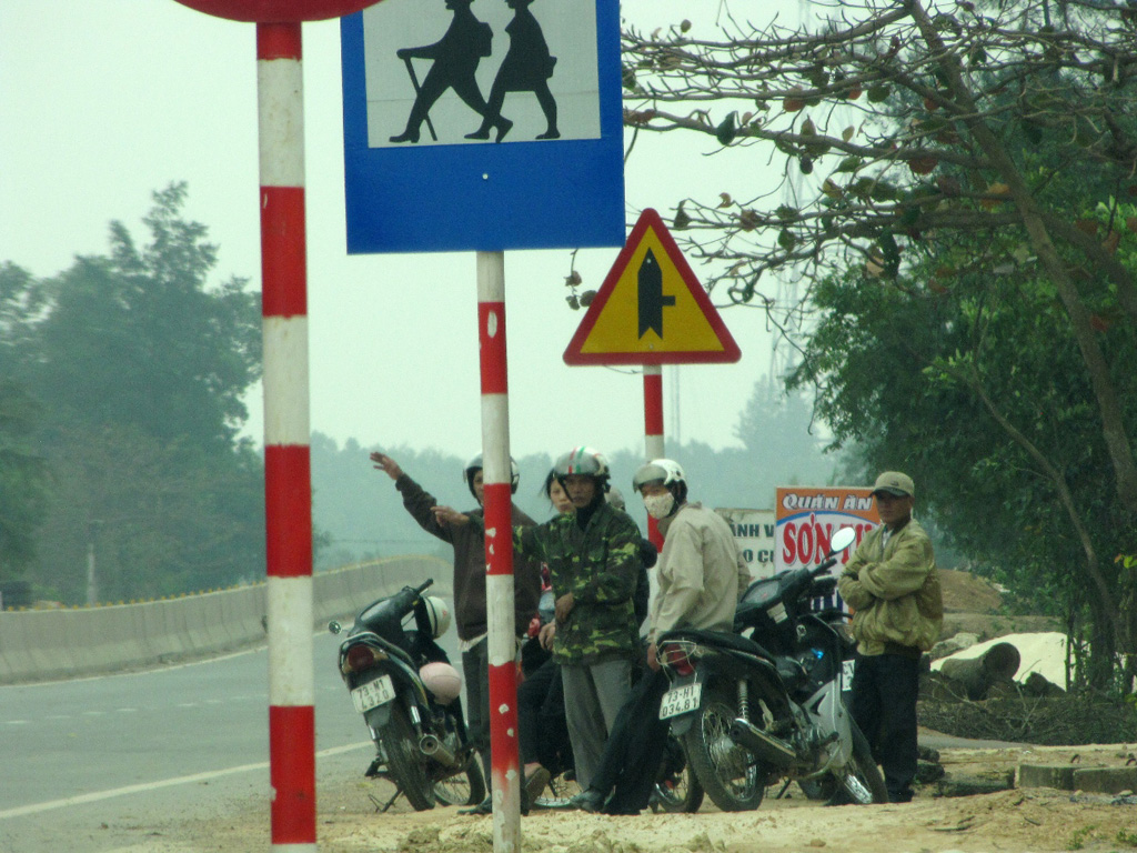 Người dân địa phương tụ tập báo hiệu cho xe khách và để chở khách trên xe chuyển tải trốn tránh lực lượng CSGT