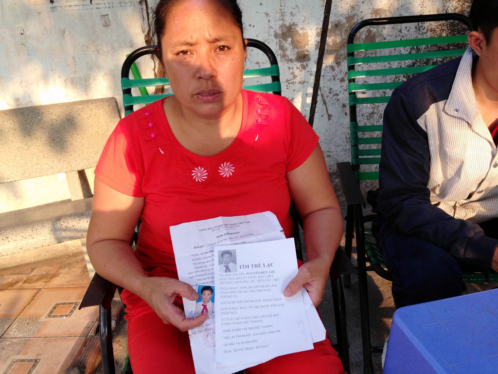 Bà Thanh cùng bản trình báo em Lợi “mất tích” có xác nhận của công an - Anh ĐỗTrường