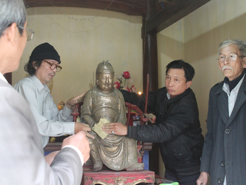 Tượng Quan Công bằng đồng khi được trả về chùa làng Thi Ông - Ảnh: Nguyễn Phúc