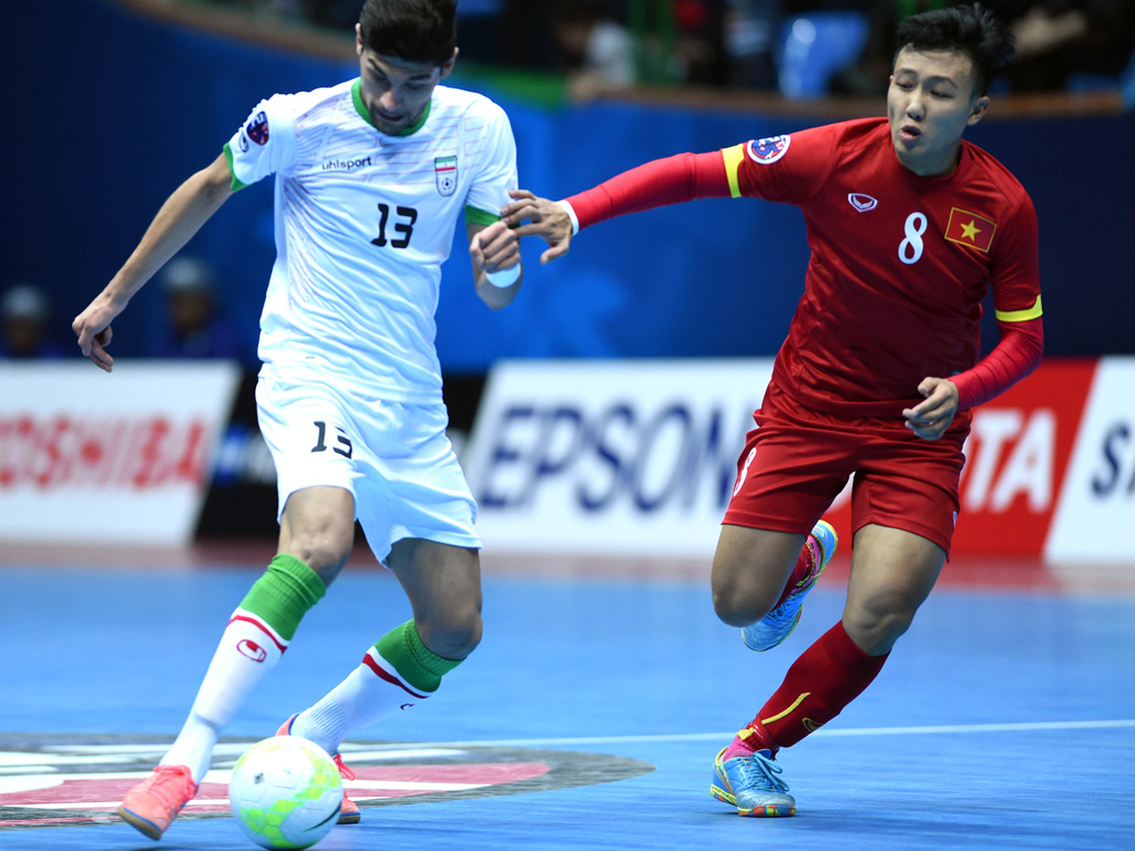  Nỗ lực bất thành của futsal VN (phải) trước Iran - Ảnh: Ngô Nguyễn