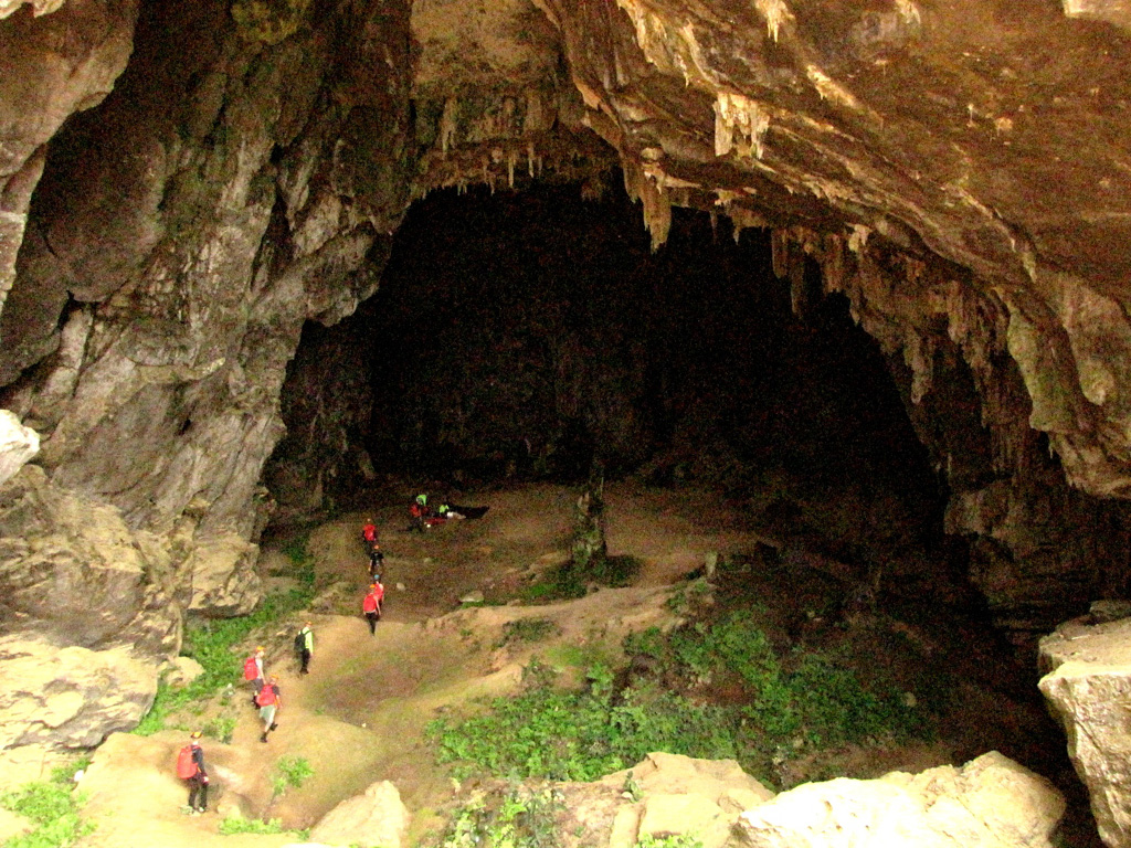 Một đoàn khách nước ngoài đang tiến dần vào hang Chuột - Ảnh Trương Quang Nam