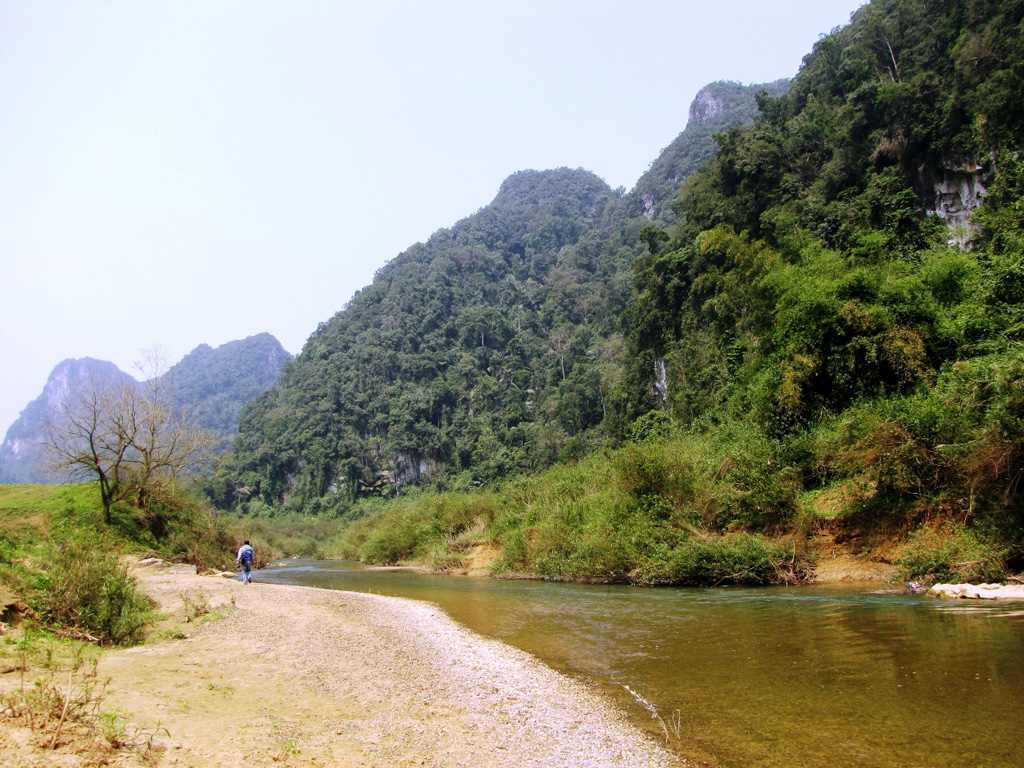 Con suối chảy ngang trước lối lên hang Chuột - Ảnh Trương Quang Nam