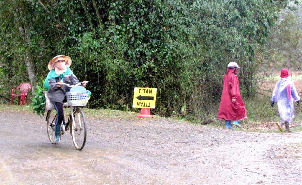 Con đường nhỏ dẫn vào thôn Yên Phú