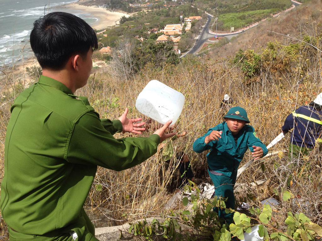 Chuyền nhau những can nhữa chứa nước để đưa lên đỉnh núi chữa cháy