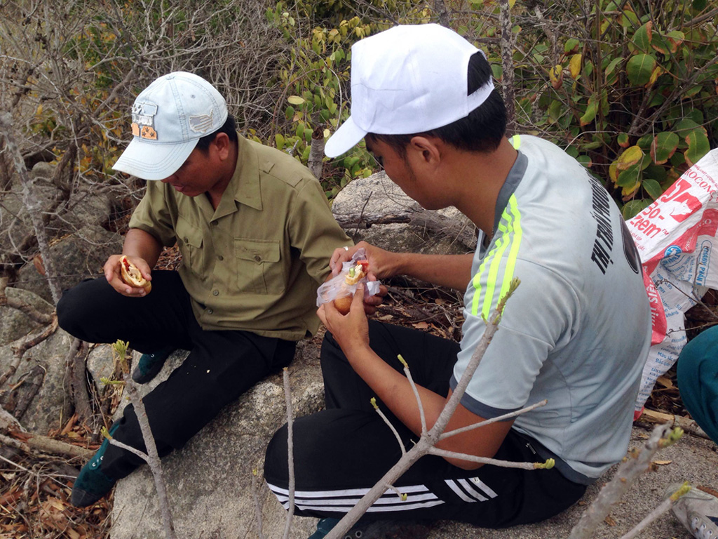 Chia nhau bánh mì ăn chống đói