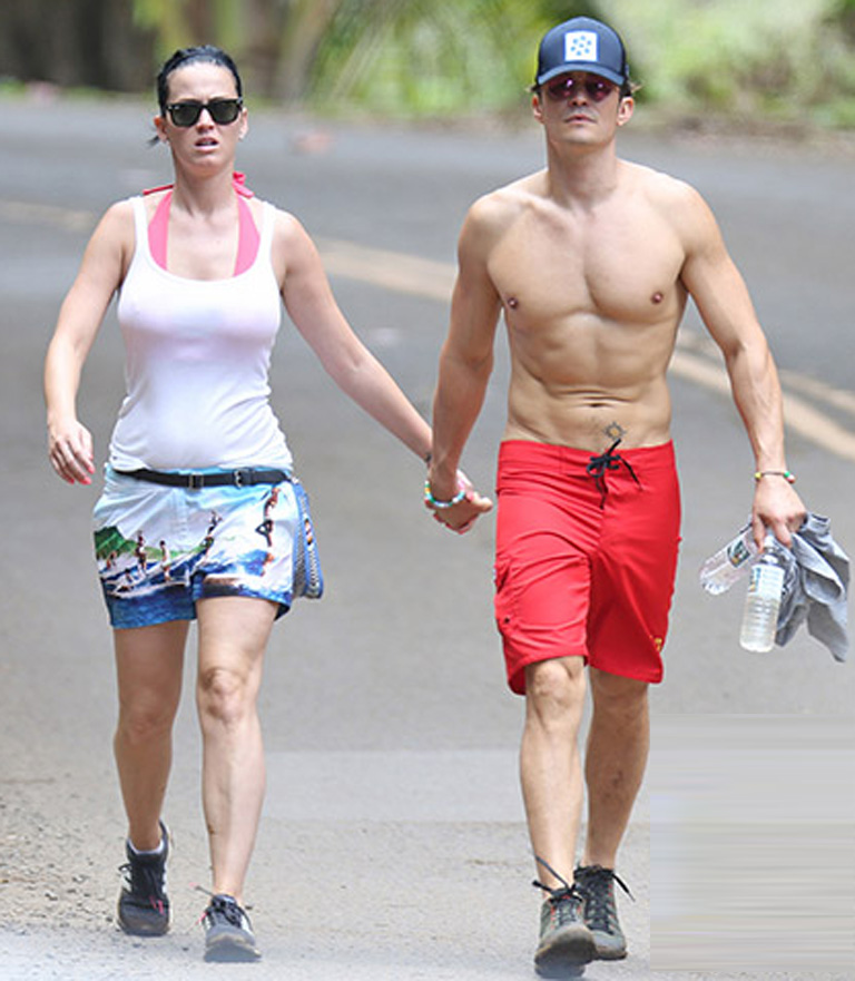 Cặp đôi ăn mặc khá thoải mái tại Hawaii - Ảnh: Chụp màn hình ET