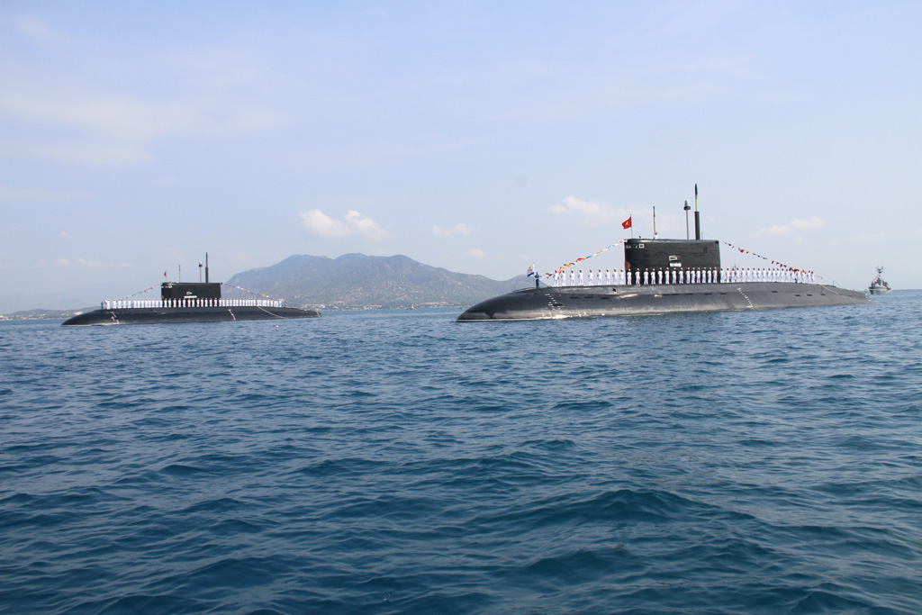 Tàu ngầm Hà Nội và Thành phố Hồ Chí Minh uy nghi trong lễ ra quân huấn luyện