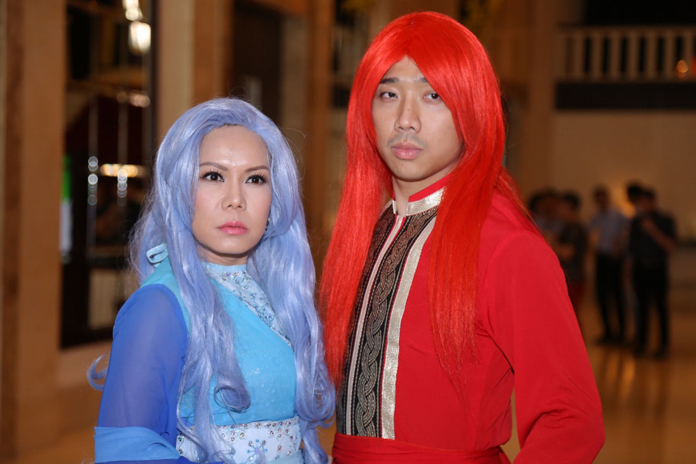 Việt Hương và Trấn Thành xuất hiện với tạo hình lạ gây chú ý cho các khách mời