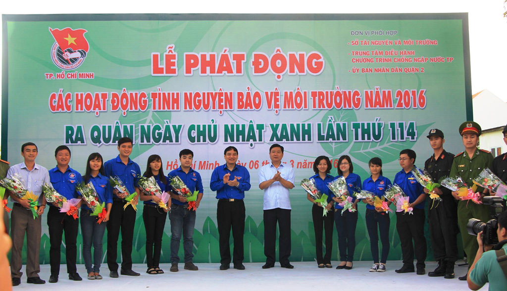 Bí thư Thành ủy TP.HCM Đinh La Thăng và Bí thư thứ nhất T.Ư Đoàn Nguyễn Đắc Vinh tặng hoa cho thanh niên tình nguyện tại lễ phát động các hoạt động tình nguyện bảo vệ môi trường năm 2016, đồng thời ra quân Ngày chủ nhật xanh lần thứ 114