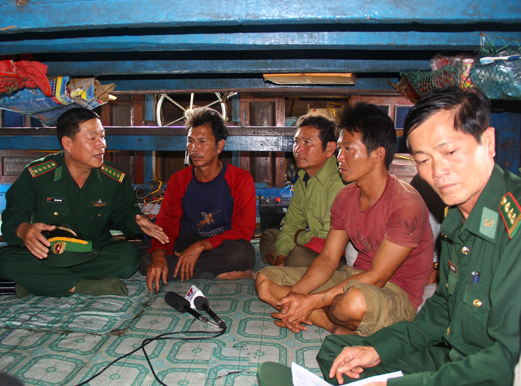 Bộ chỉ huy Bộ đội biên phòng Quảng Nam thăm hỏi, động viên các ngư dân gặp nạn sáng nay