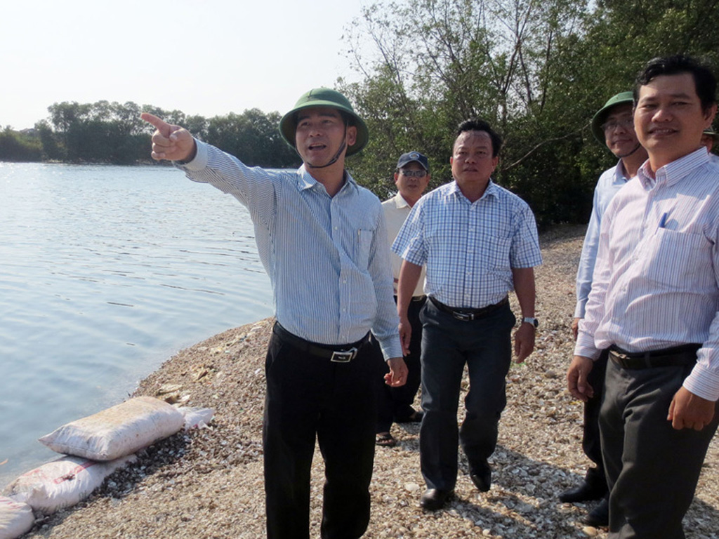 Phó Bí thư Tỉnh ủy Bình Thuận Dương Văn An khảo sát tại nơi dòng sông bị lấn chiếm - Ảnh: Quế Hà