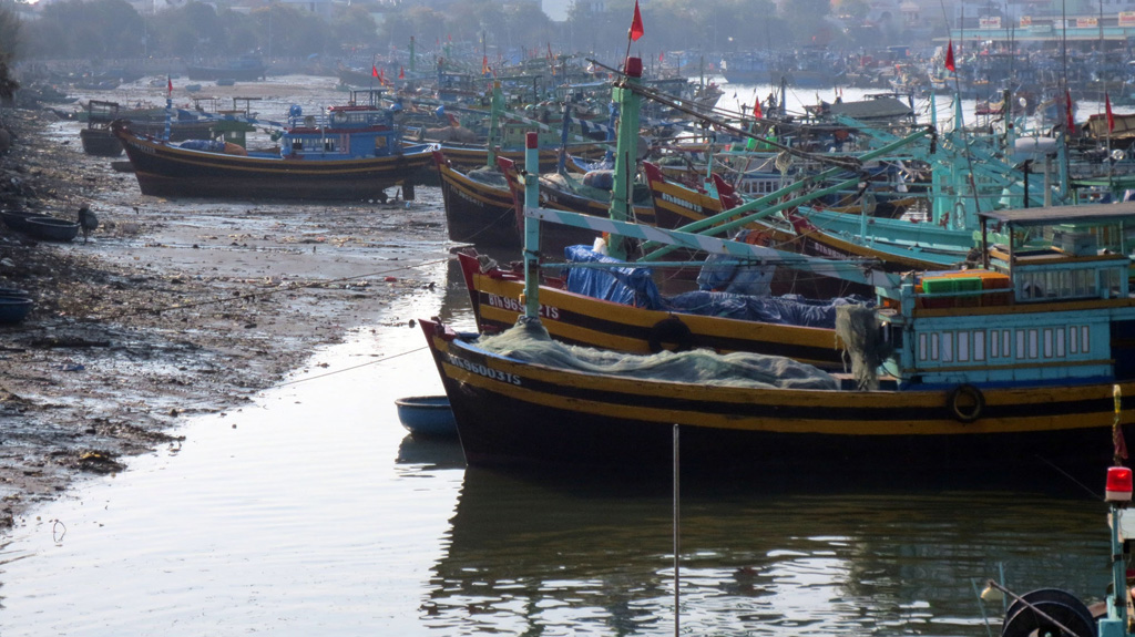Sát khu quán nhậu bờ kè, đường Phạm Văn Đồng ô nhiễm nghiêm trọng (ảnh chụp từ lúc thủy triều chưa lên sáng nay) - Ảnh: Quế Hà