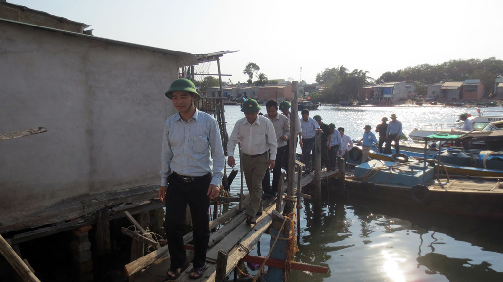 Ông Dương Văn An vào tận khu nhà chồ của dân ở phường Đức Nghĩa thăm hỏi và thị sát mức độ ô nhiễm - Ảnh: Quế Hà