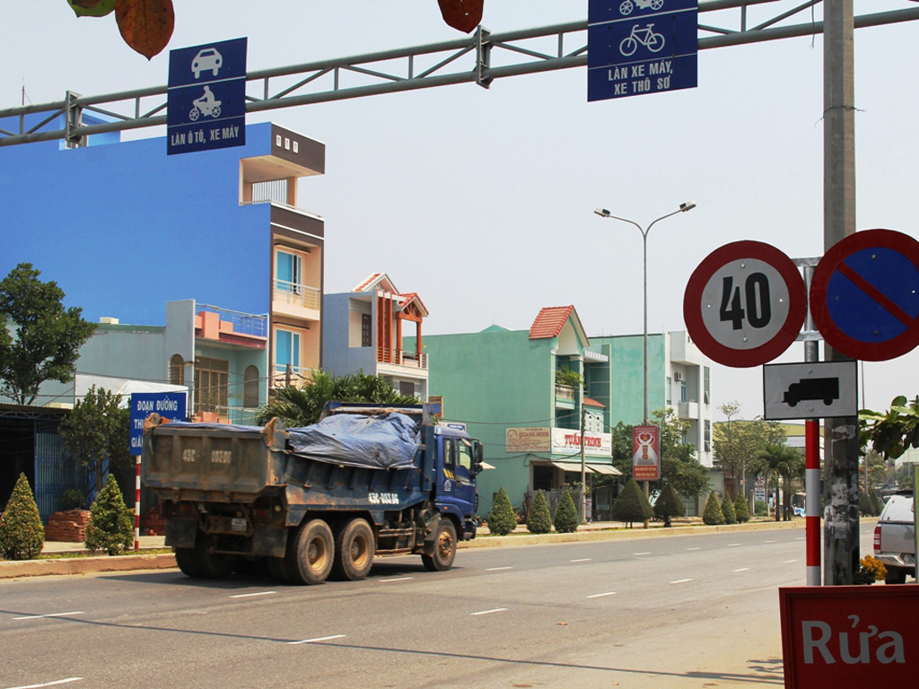 Hoạt động của xe tải ben trên địa bàn quận Cẩm Lệ khiến người dân bất an - 1