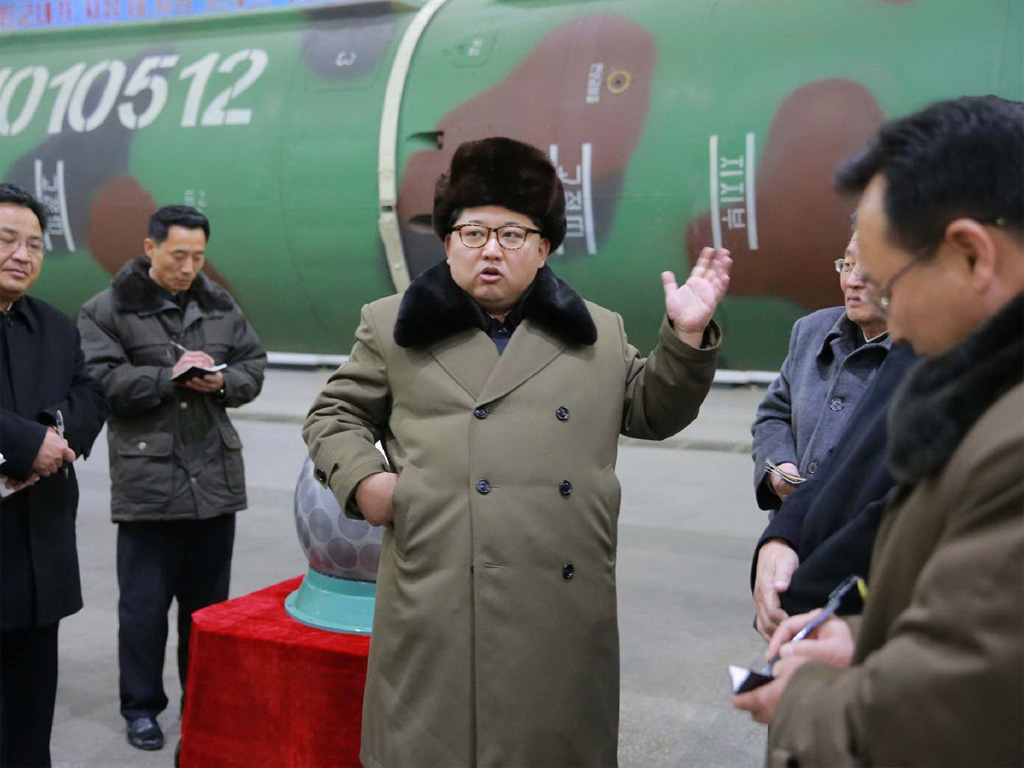 Lãnh đạo Triều Tiên Kim Jong-un trong một chuyến thị sát tàu ngầm - Ảnh: AFP