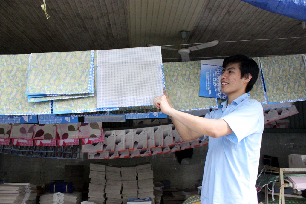 Nguyễn Thế Hoàng tham gia lao động tại Trung tâm Bảo trợ người tàn tật Hiệp Bình Chánh, TP.HCM - Ảnh: Như Lịch