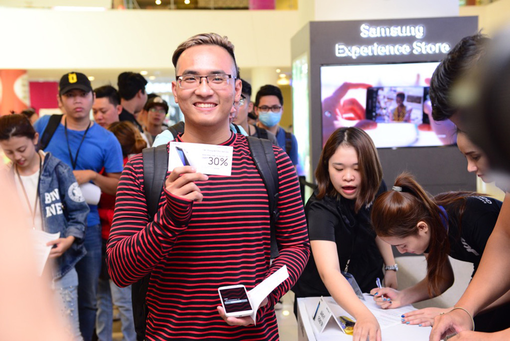 Người may mắn nhất là anh Trần Thiện Sang đã trở thành người đầu tiên được sở hữu chiếc Galaxy S7 edge