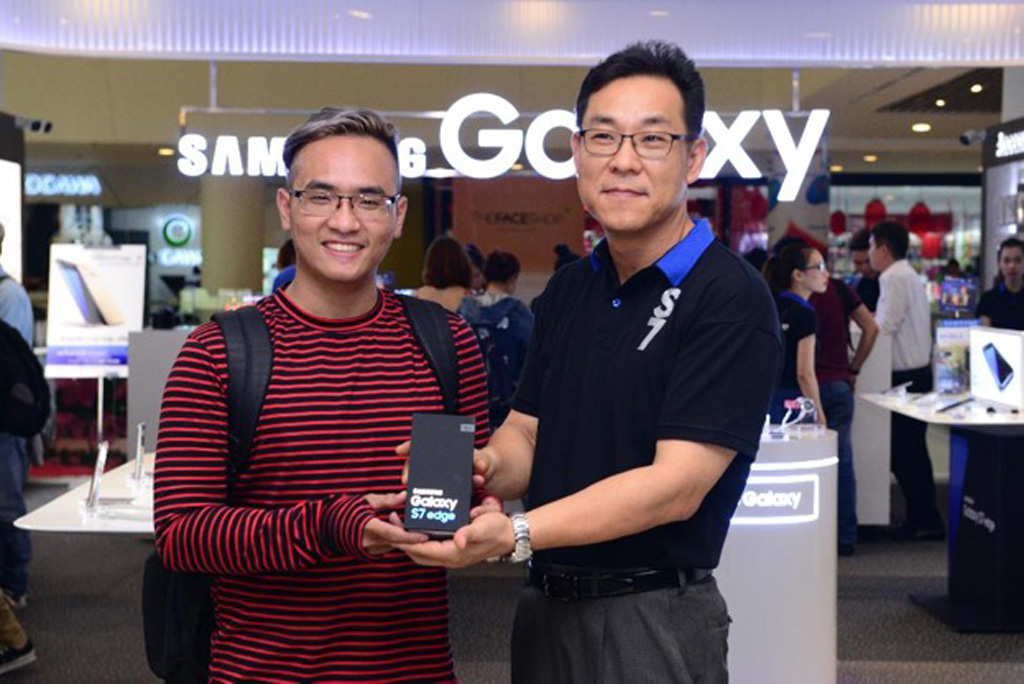 Ông Kim Cheol Gi – Tổng giám đốc Samsung Việt Nam trao siêu phẩm Galaxy S7 edge cho Thiện Sang
