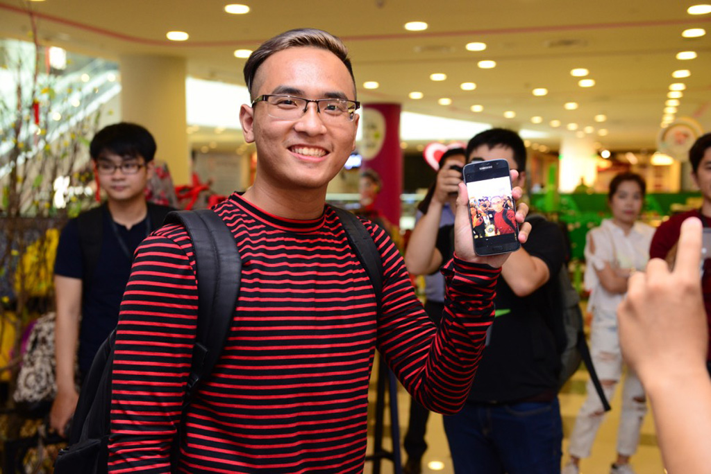 Là một trong những người dùng đầu tiên sở hữu Galaxy S7 edge, Thiện Sang không giấu sự vui sướng trên khuôn mặt