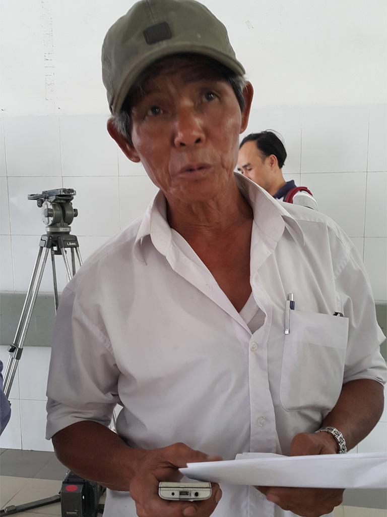 Ông Nguyễn Lâm, người nhà của bệnh nhân Là bức xúc, bởi bà Là nhập viện đến 10 ngày mới được phẫu thuật - Ảnh: Diệu Hiền