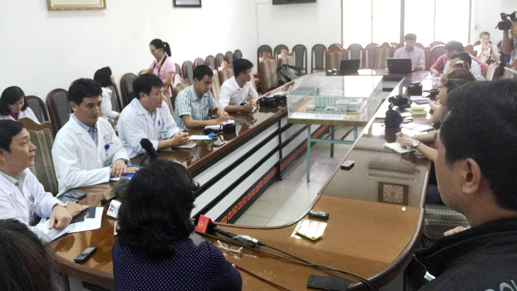 Bệnh viện Đà Nẵng tổ chức họp báo sáng ngày 18.3, sau khi bệnh nhân Là tử vong - Ảnh: Diệu Hiền