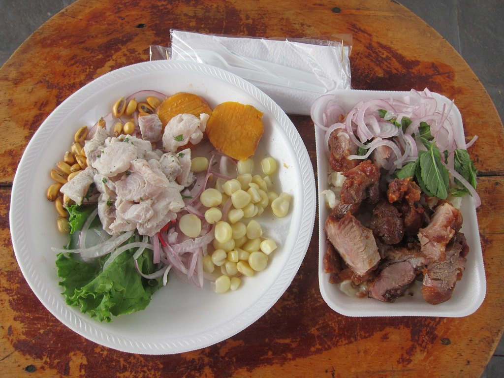 Món Ceviche (bên trái) và món thịt heo quay